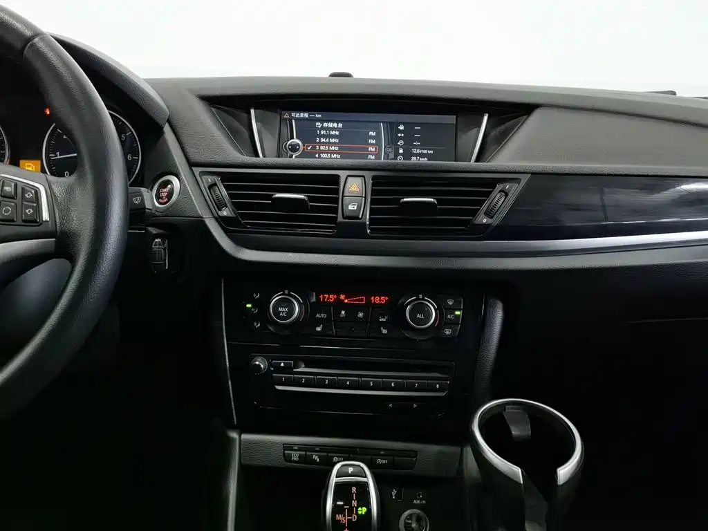 BMW X1 2015 — фото 12