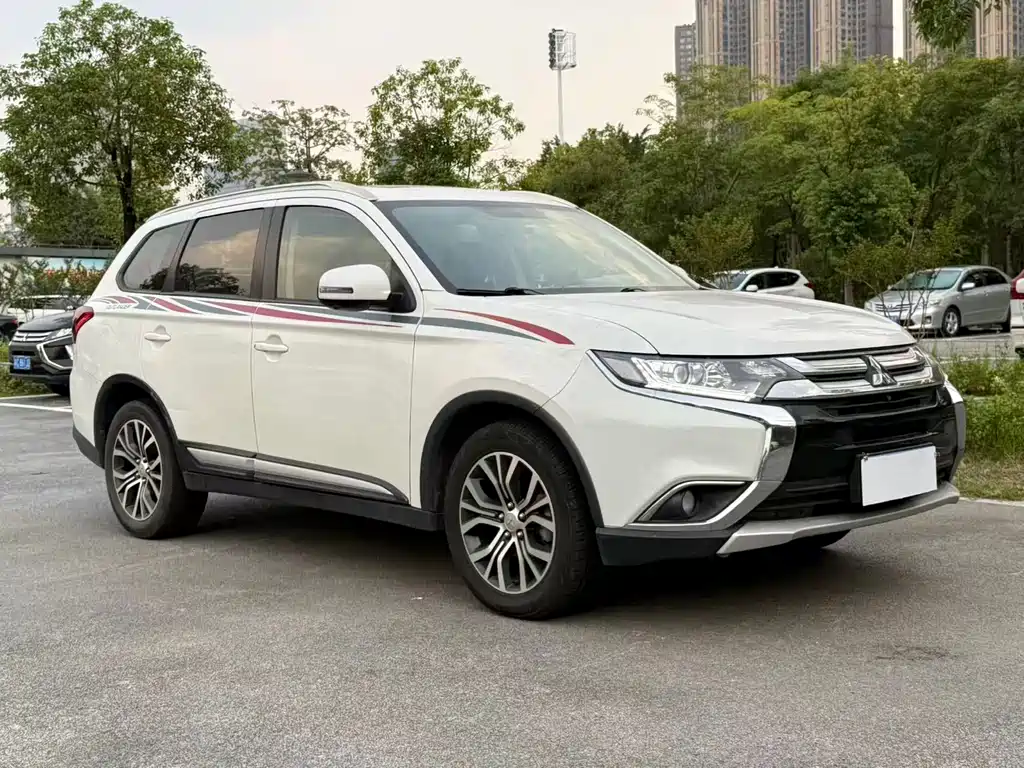 Mitsubishi Outlander 2018 — фото 3