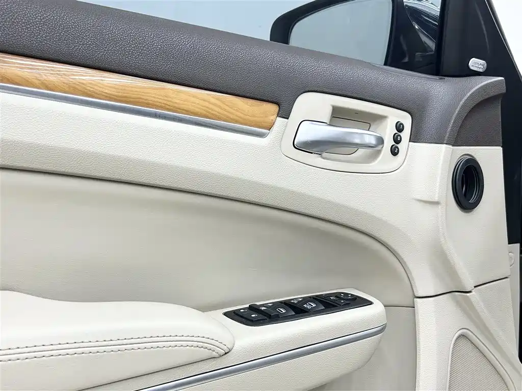 Chrysler 300C 2015 — фото 19