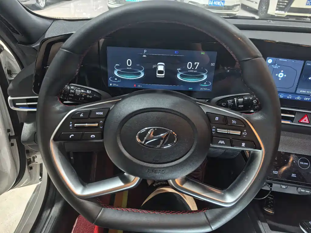 Hyundai Elantra 2023 — фото 12