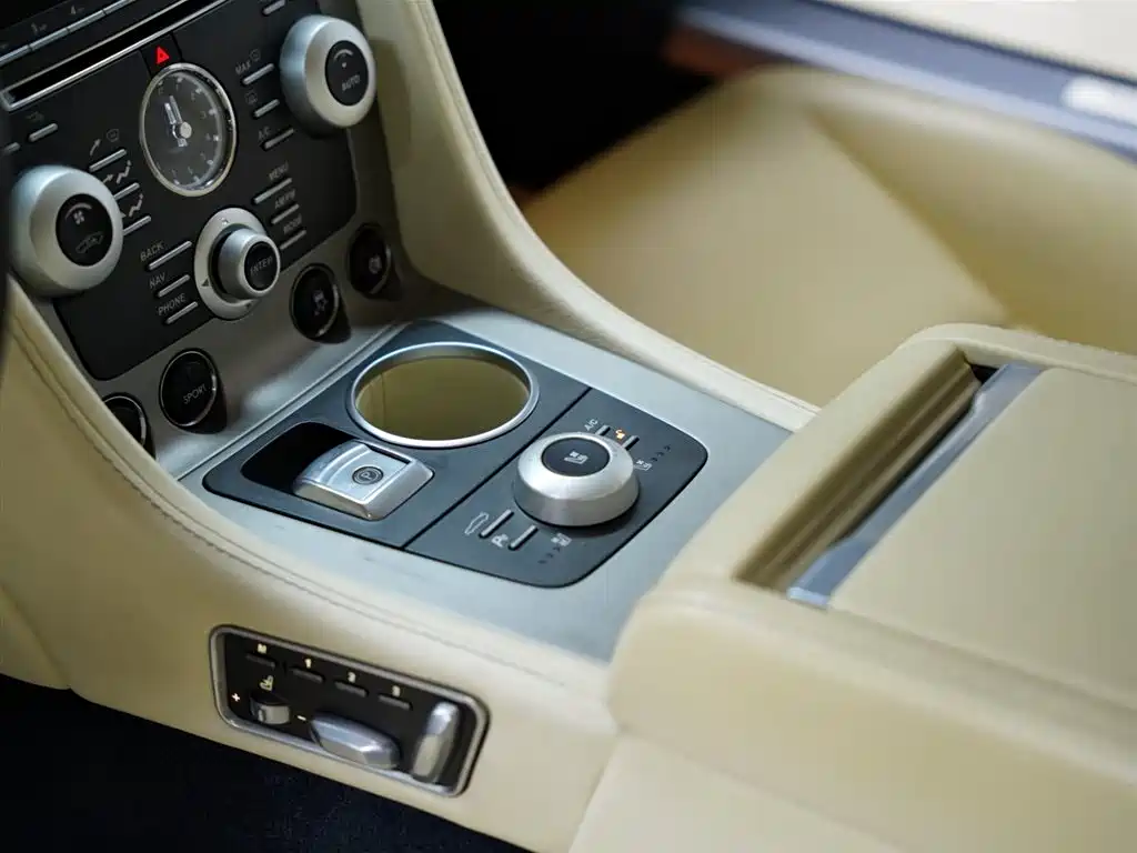 Aston Martin Rapide 2011 — фото 34