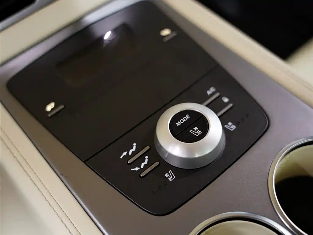 Aston Martin Rapide 2011 — фото 39