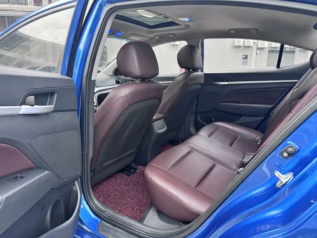 Hyundai Elantra 2018 — фото 8