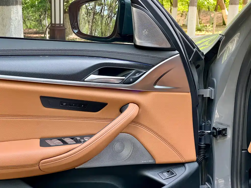 BMW 5 Series 2022 — фото 16