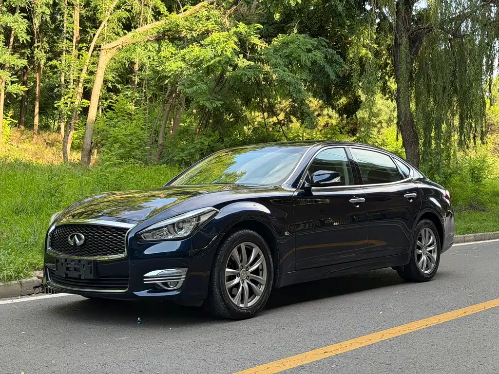 Infiniti Q70 2015