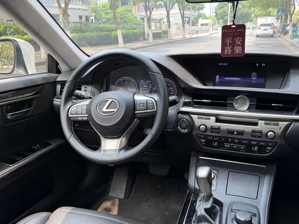 Lexus ES 2016 — фото 12