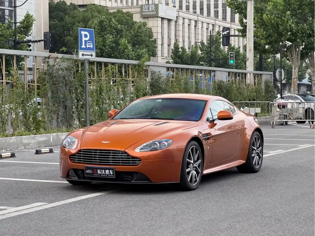 Aston Martin V8 Vantage 2014 — фото 1