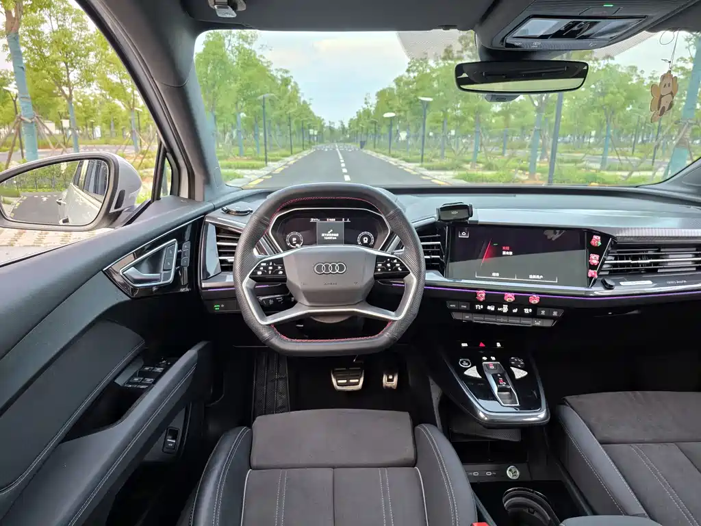 Audi Q4 e-tron 2023 — фото 14