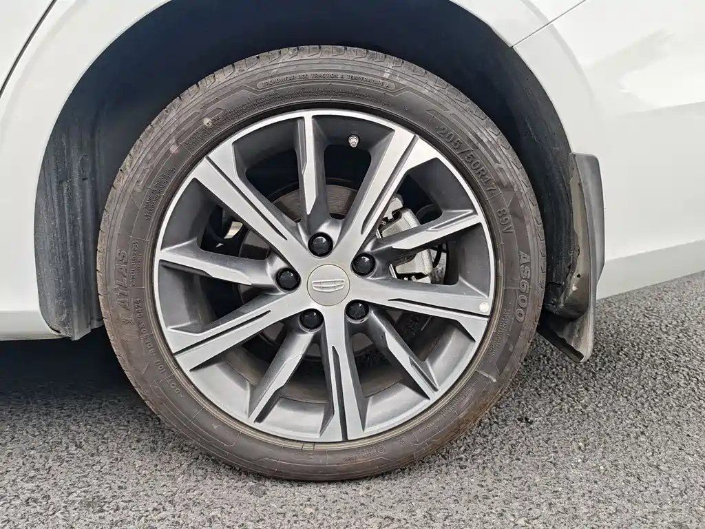 Geely Emgrand 2024