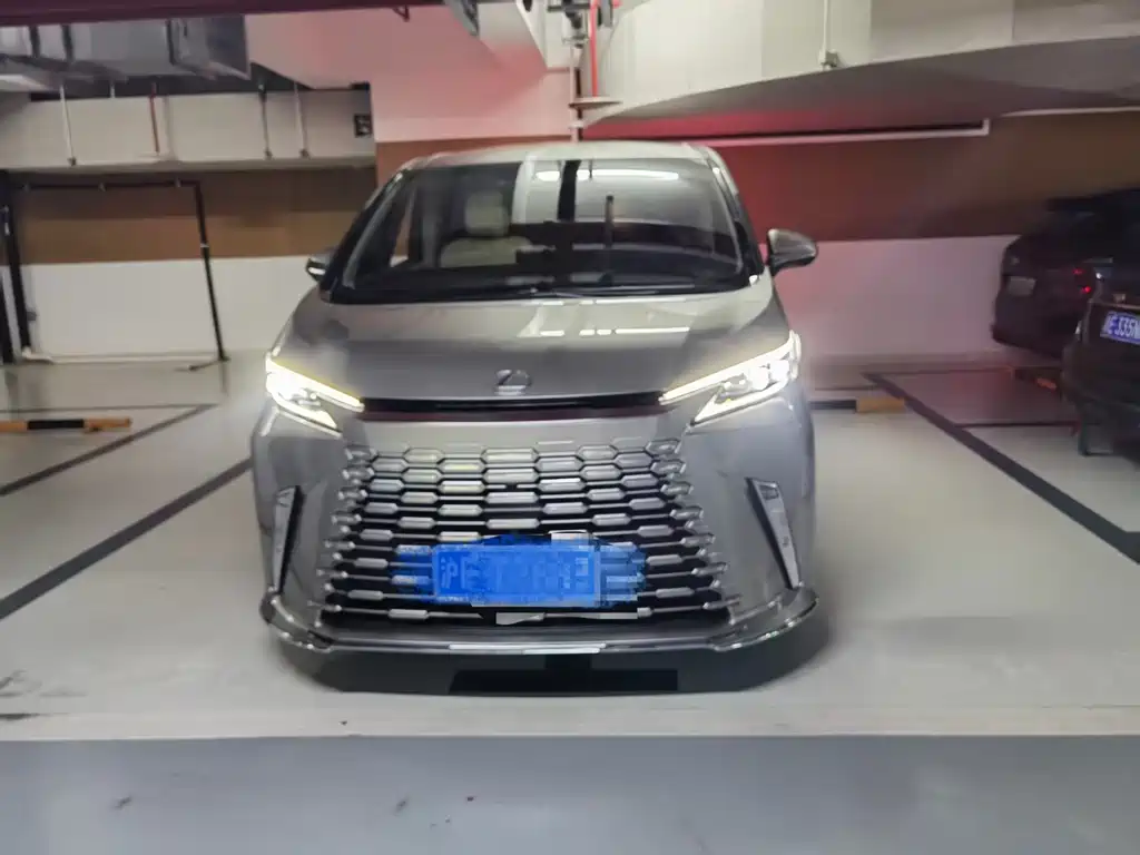 Lexus LM 2025