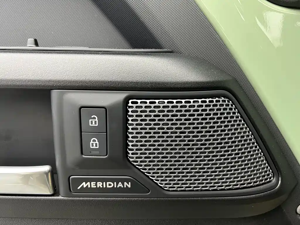 Land Rover Defender 2023 — фото 8