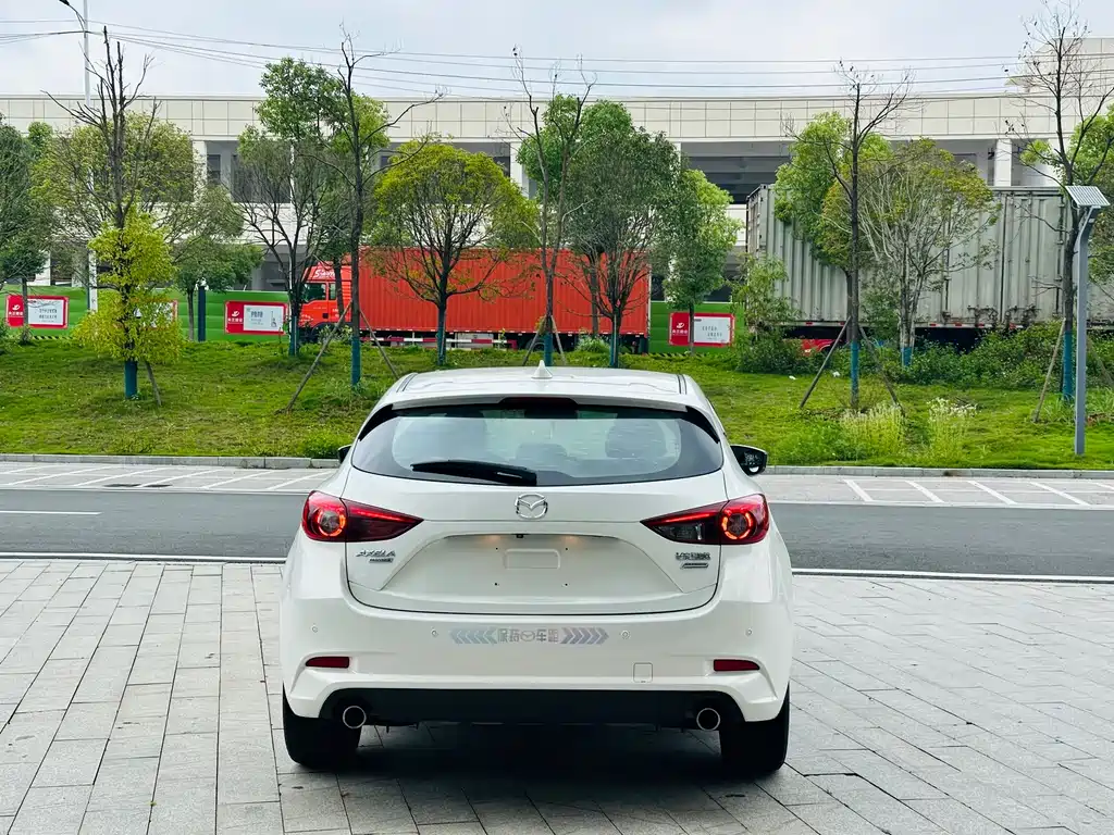 Mazda 3 Axela 2018 — фото 7