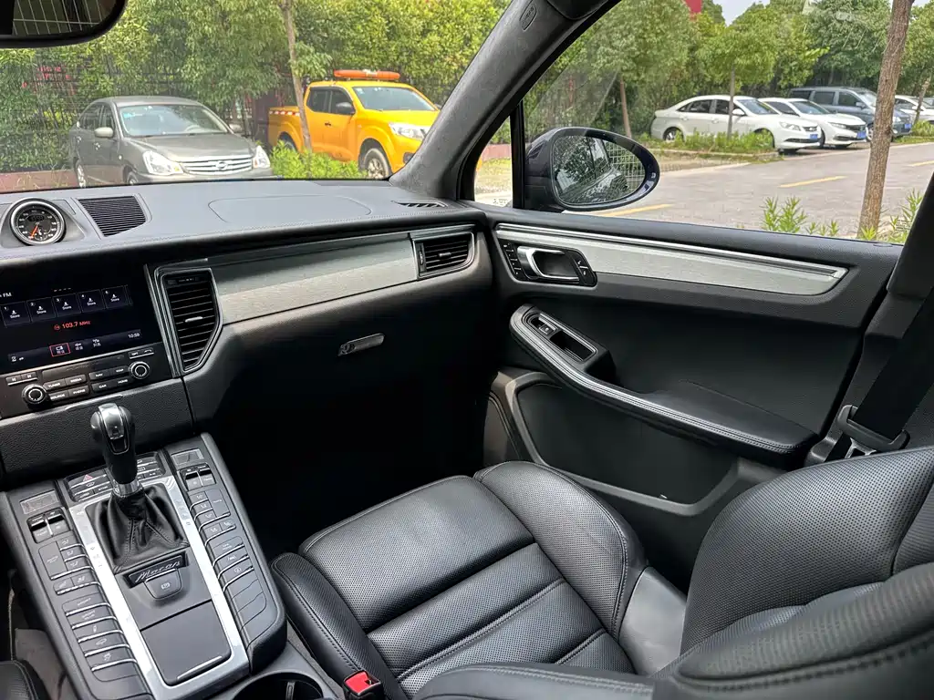 Porsche Macan 2018 — фото 15