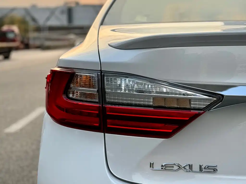 Lexus ES 2016 — фото 11