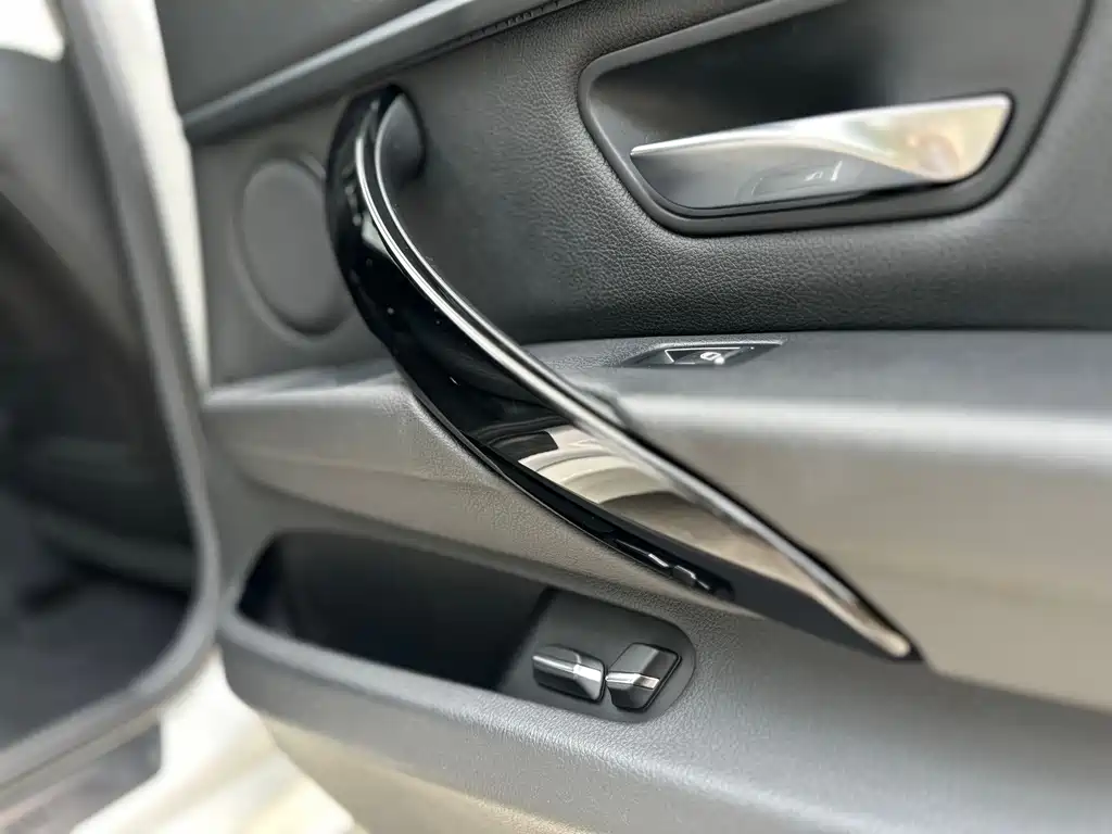 BMW 3 Series 2017 — фото 15