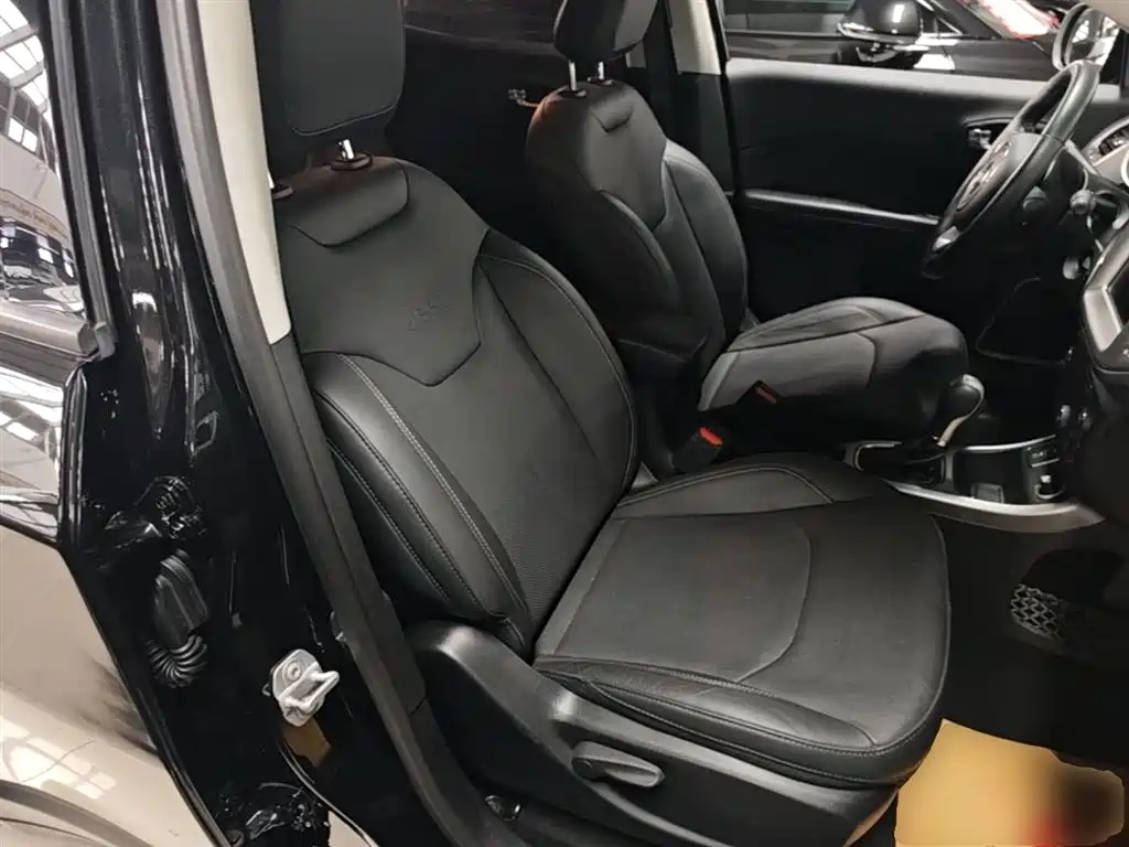 Jeep Compass 2017 — фото 25