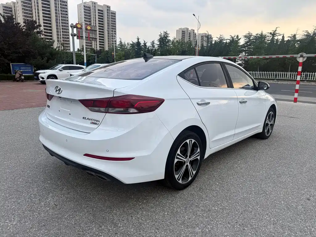 Hyundai Elantra 2019 — фото 4