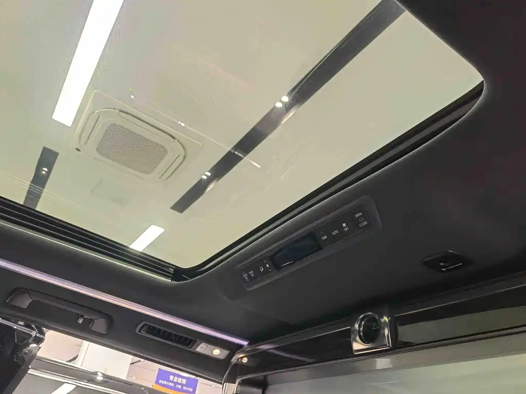 Lexus LM 2022 — фото 15