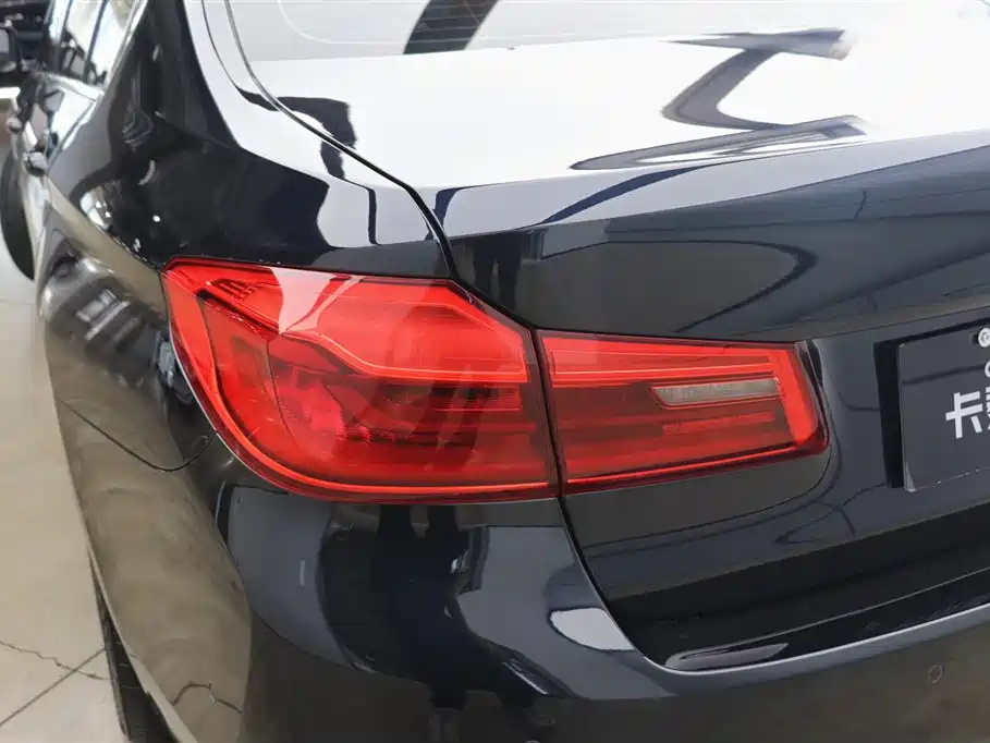 BMW 5 Series 2019 — фото 26