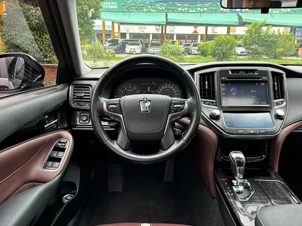 Toyota Crown 2017 — фото 6