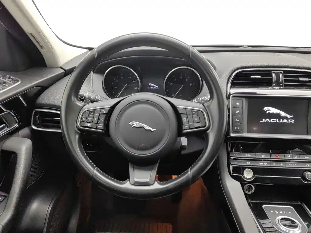 Jaguar F-PACE 2017 — фото 11