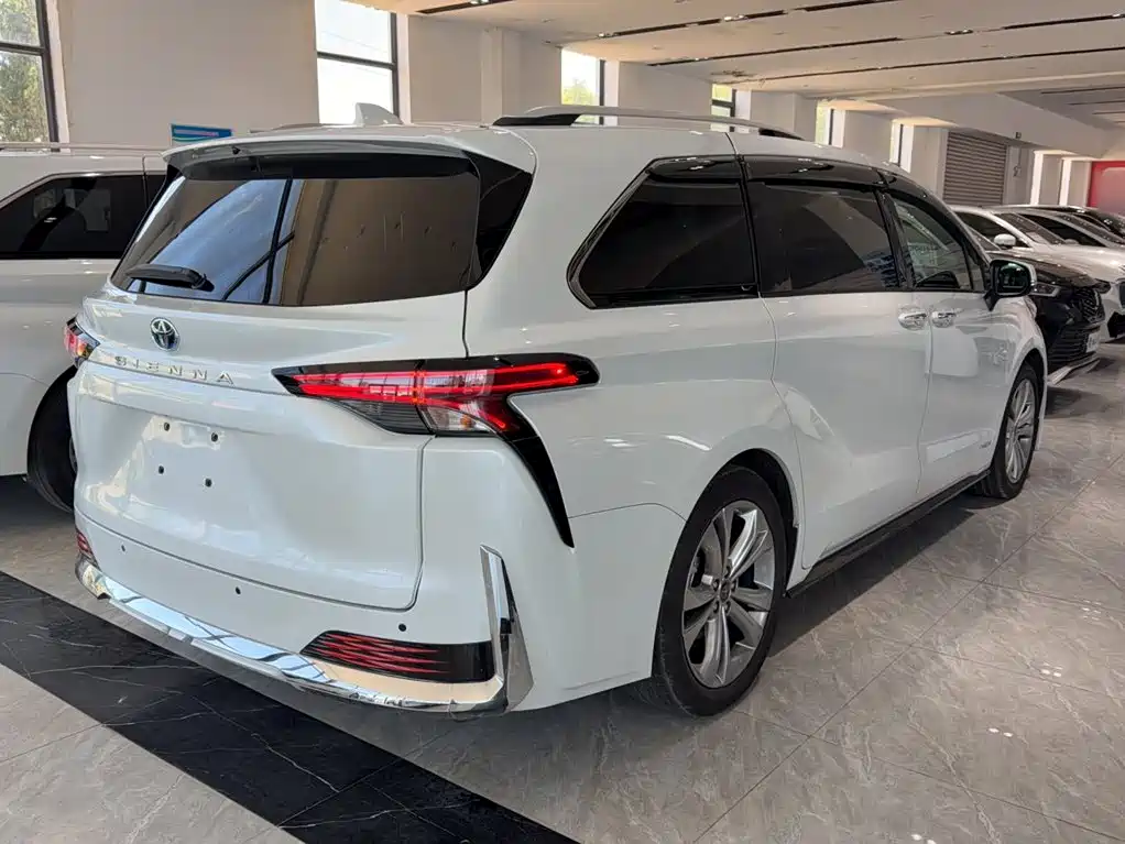 Toyota Sienna 2023 — фото 8