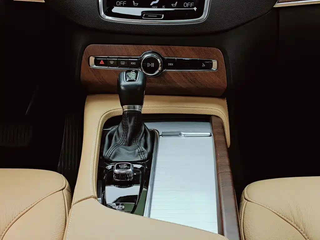 Volvo XC90 2019 — фото 15