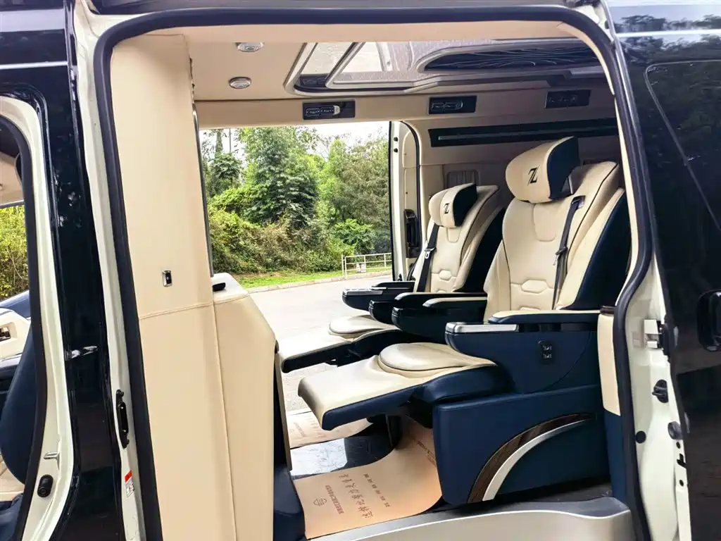 Toyota Hiace 2023 — фото 10