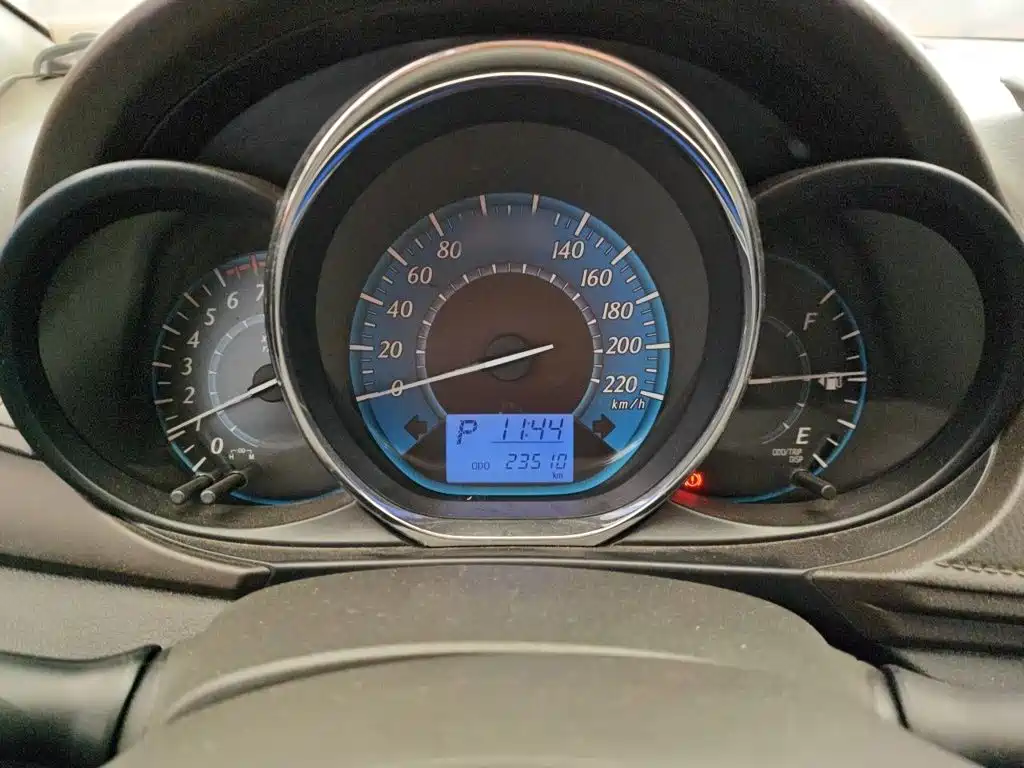 Toyota Yaris L 2014 — фото 4