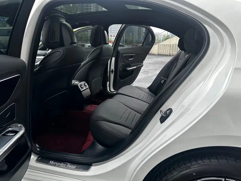 Mercedes-Benz C-Class 2025 — фото 10