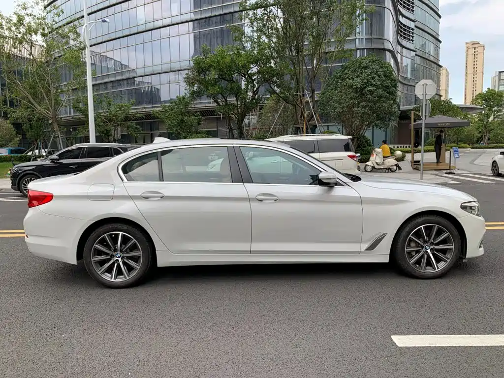 BMW 5 Series 2018 — фото 9