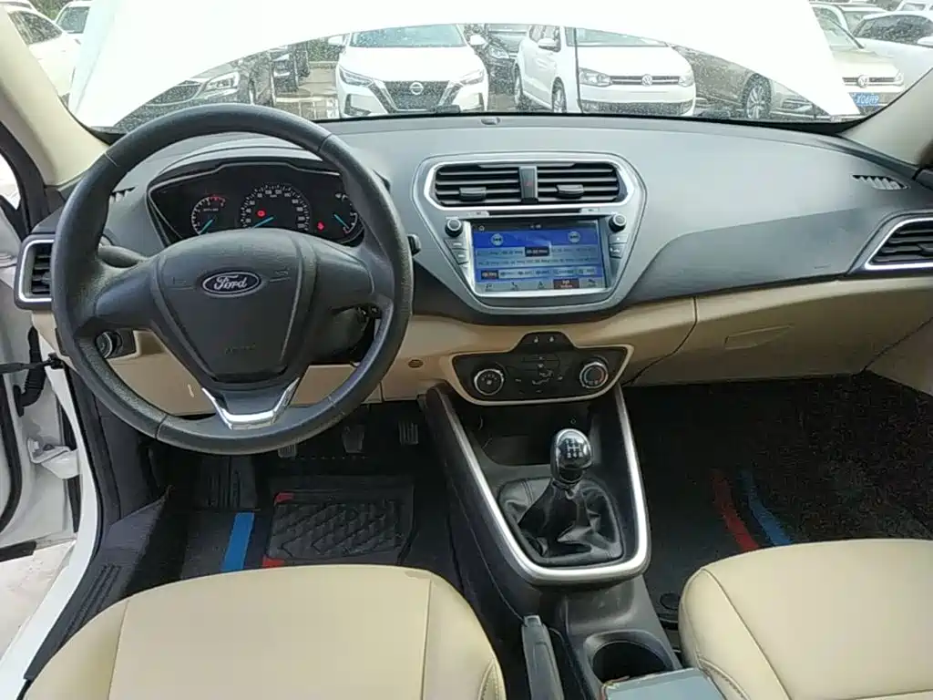 Ford Escort 2018 — фото 10