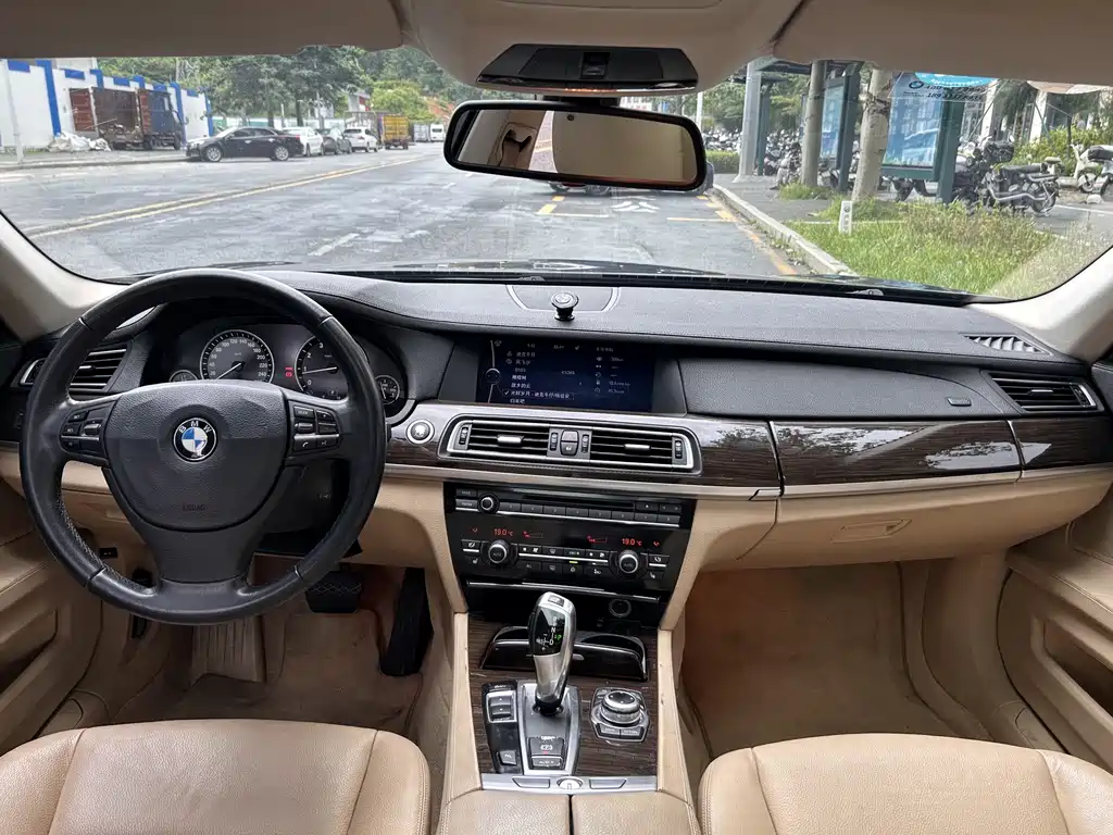 BMW 7 Series 2010 — фото 9