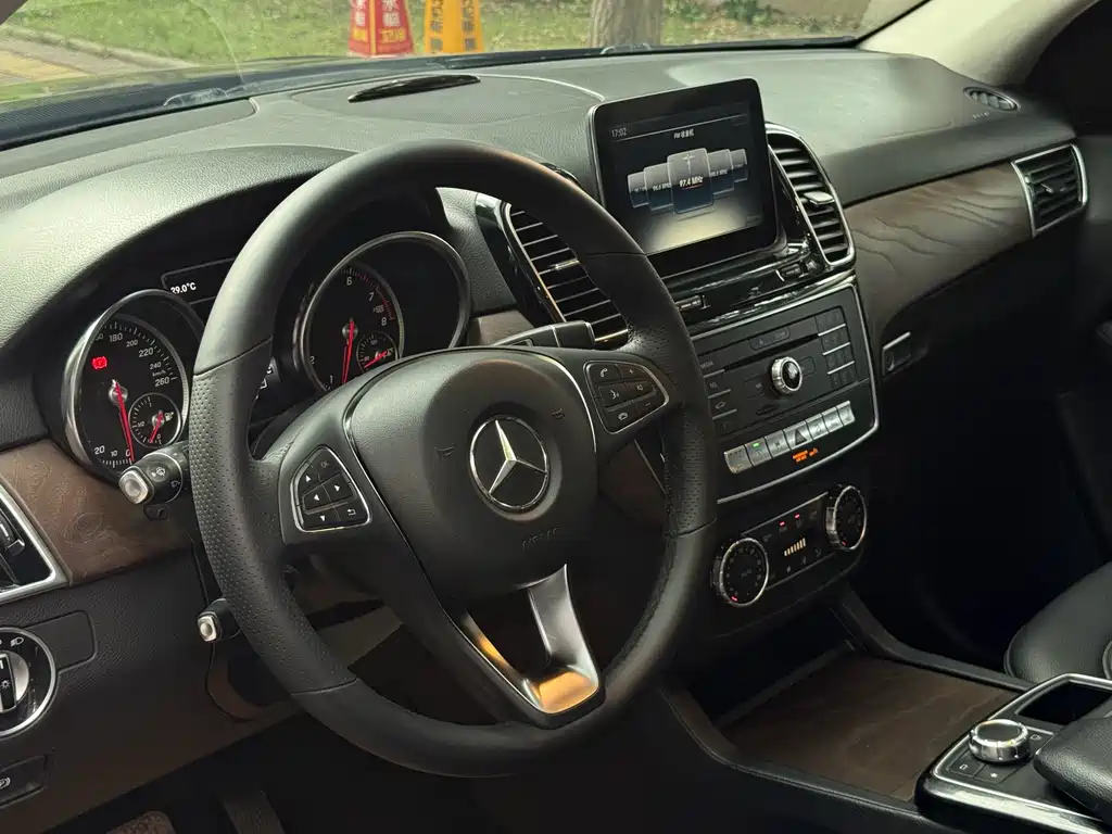 Mercedes-Benz GLE 2017 — фото 12