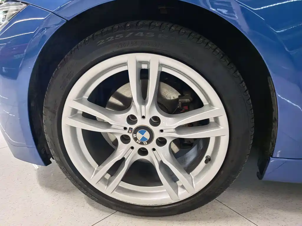 BMW 3 Series 2018 — фото 14