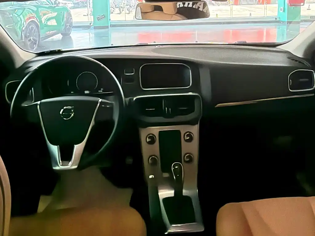 Volvo V40 2017 — фото 10