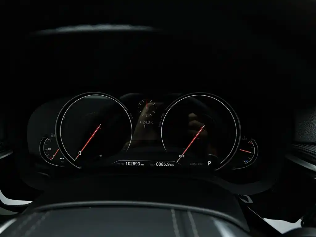 BMW 5 Series 2017 — фото 11