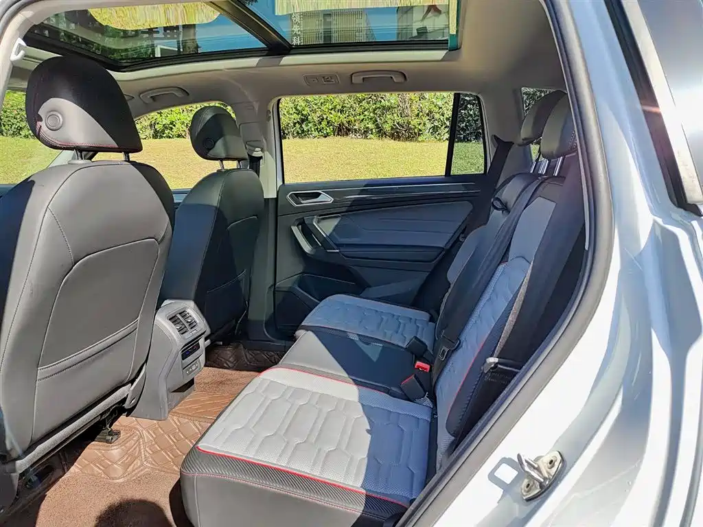 Volkswagen Tiguan L 2023 — фото 8