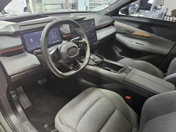 Lynk & Co 08 EM-P 2024