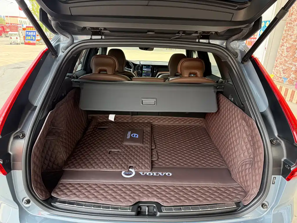 Volvo XC60 2023 — фото 17