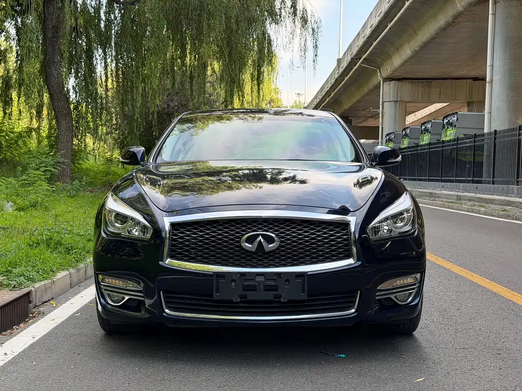 Infiniti Q70 2015