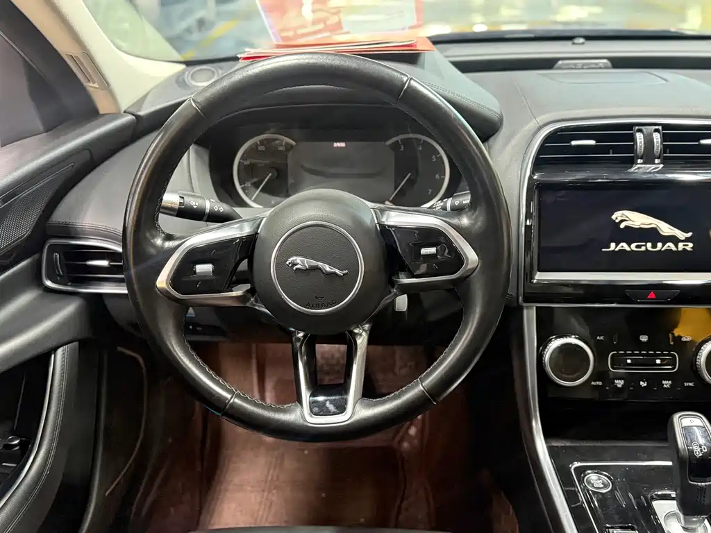 Jaguar XEL 2020 — фото 13