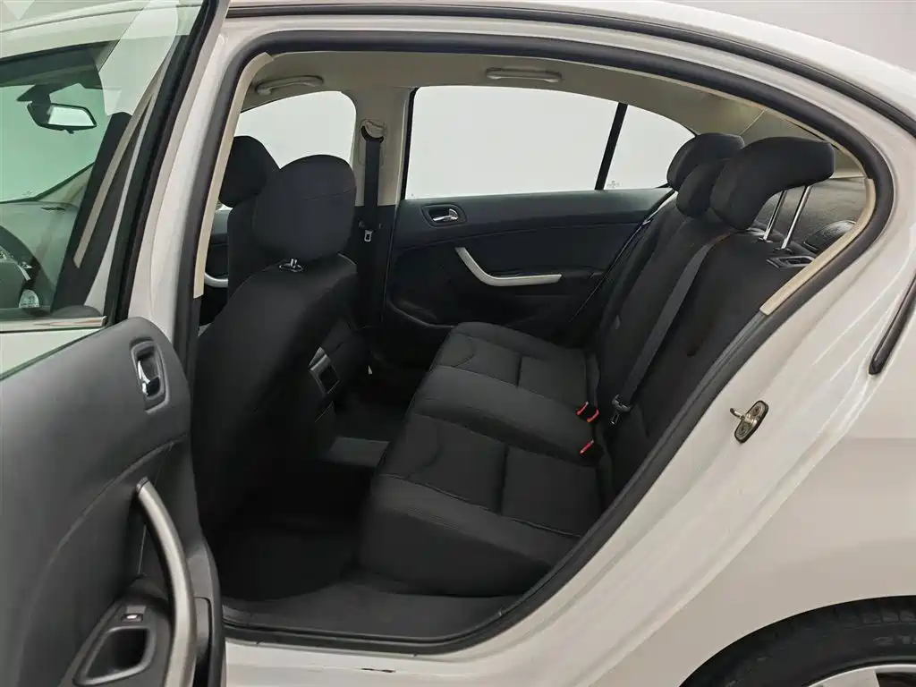Peugeot 408 2014 — фото 15
