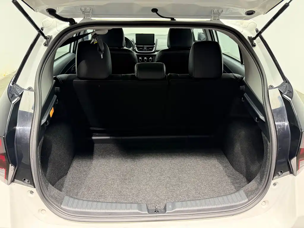 Toyota Yaris L 2023 — фото 18