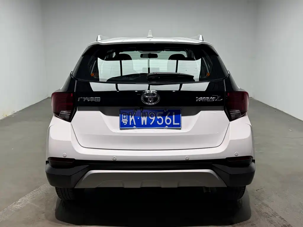 Toyota Yaris L 2023 — фото 36