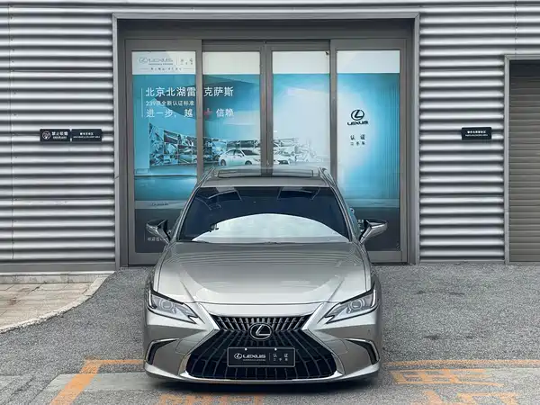 Lexus ES 2024