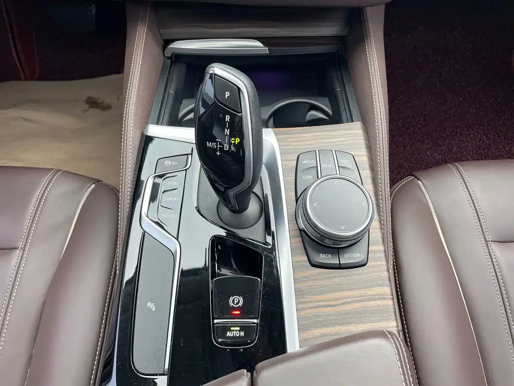 BMW 5 Series 2019 — фото 14