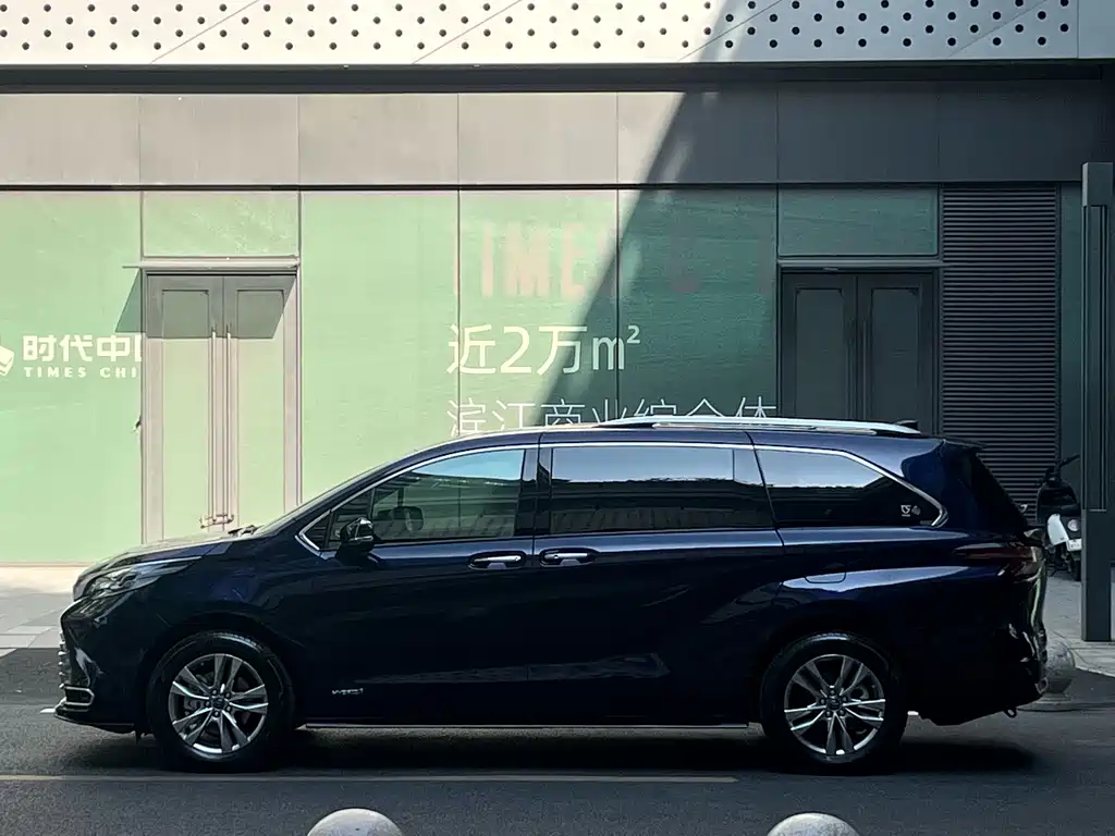 Toyota Sienna 2022 — фото 9