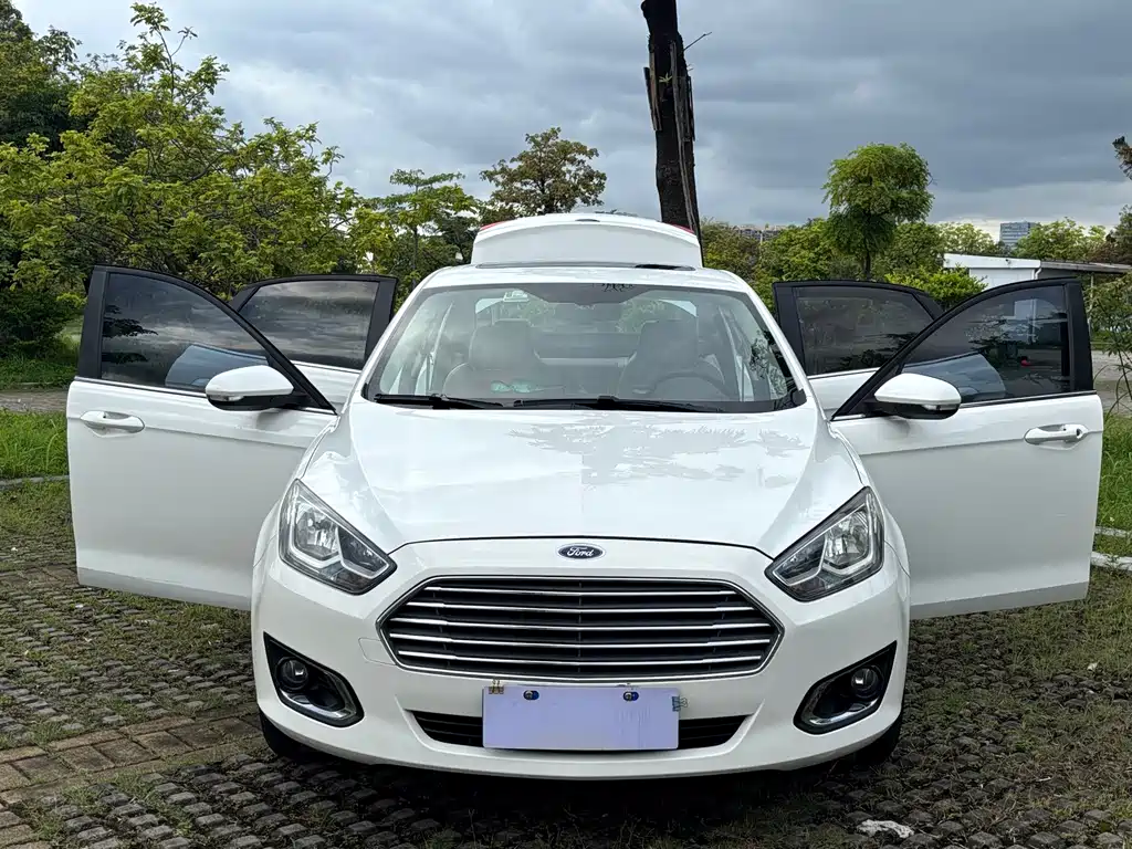 Ford Escort 2015 — фото 15