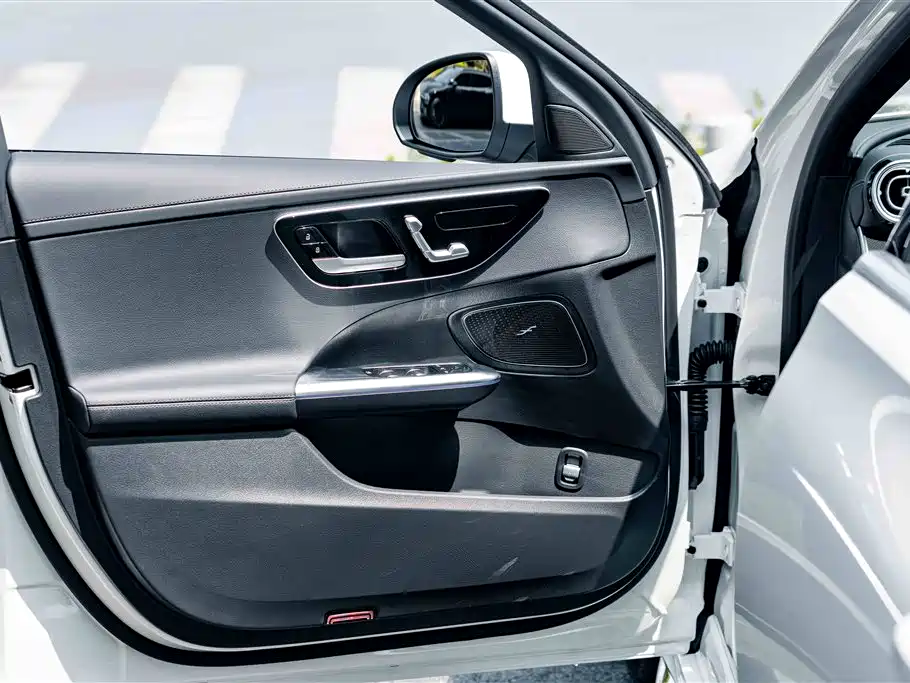 Mercedes-Benz C-Class 2025 — фото 13